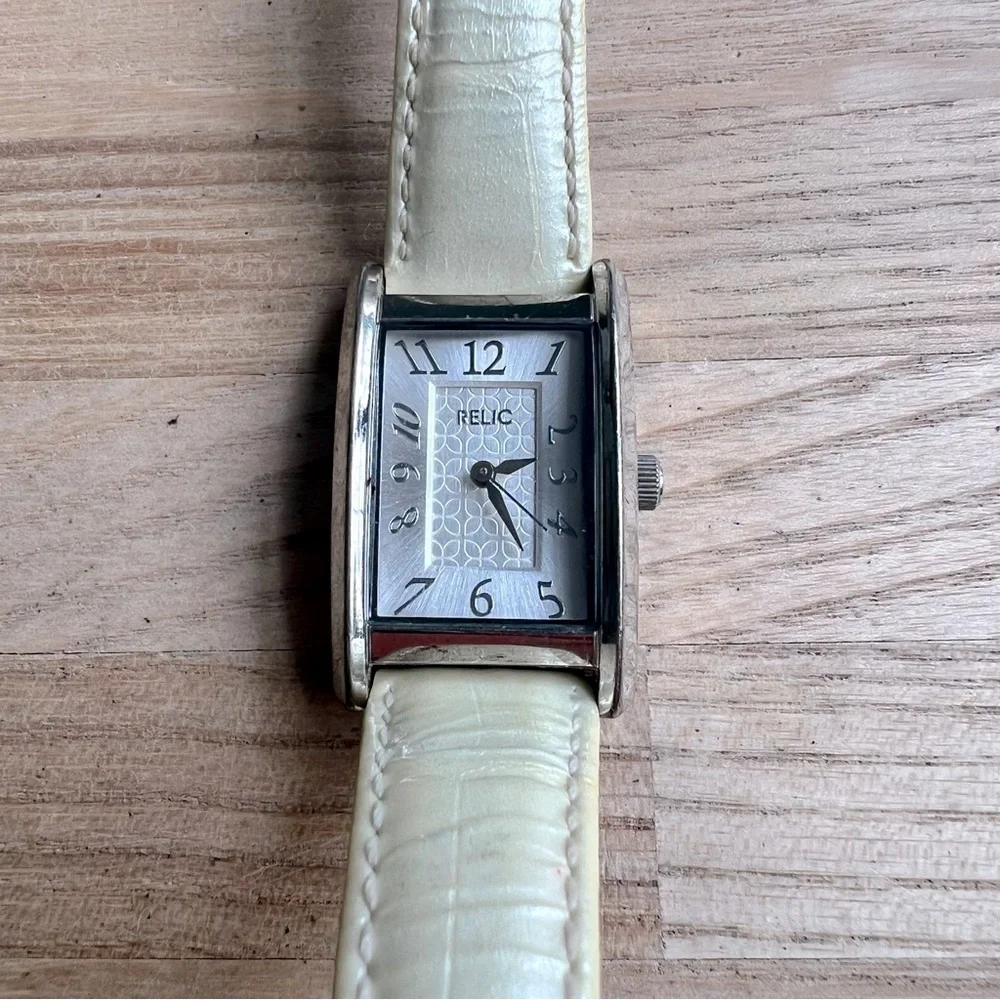Relic ladies rectangular silver tone fashion watch NEW BATTERY